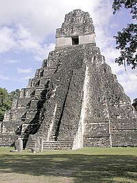 Одна из пирамид Тикаля