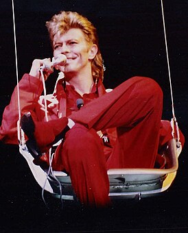Выступление во время турне «Glass Spider Tour», 1987 год