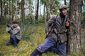 Белорусские советские партизаны на фотографии из ГА РФ (1943)