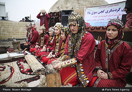 Туркменские девушки в национальной одежде (Иран)