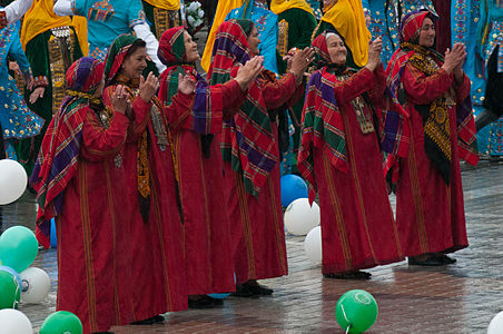Туркменские женщины исполняют национальный танец куштдепди