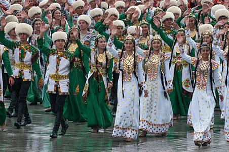Туркмены в национальной одежде на параде Независимости