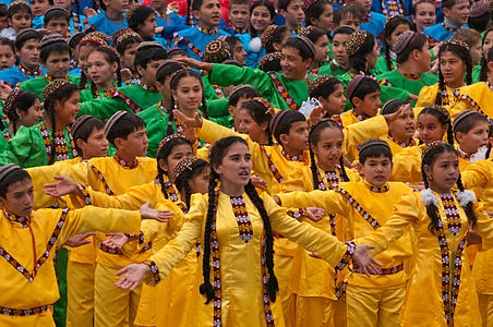 Туркменские дети в национальной одежде на параде Независимости