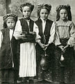 Девочки-крестьянки из деревни Лучники (Слуцкий уезд) в шалях, завязанных «коруной». Фотограф Самир Юхнин, 1908 г.