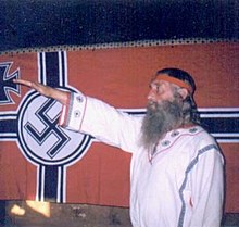 на фоне военного флага нацистской Германии