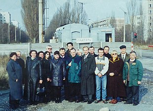 Учёные на въезде в мёртвый город Припять в 2000 году.