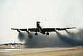 Взлёт Boeing KC-135. Двигатели, работающие на взлётном режиме, выбрасывают много сажи
