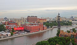 Вид с Храма Христа Спасителя в Москве вверх по течению реки