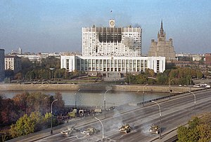 Танки Таманской дивизии стреляют по Дому Советов России 4 октября 1993 года