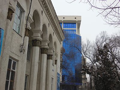 Сталинка и современное здание на улице Фрунзе