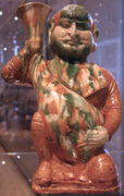 Глазурованная в стиле сань-цай фигурка, изображающая согдийца, держащего бурдюк, китайская династия Тан, около 675-750 гг. н. э.