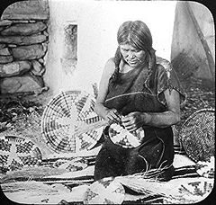 Женщина хопи, плетущая корзины. Около 1910