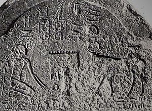 Камбис (слева, преклонив колени) в образе фараона во время поклонения быку Апису (524 г. до н.э.)