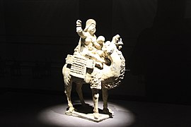 Женщина, кормящая грудью на верблюде, Империя Тан