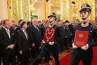 Солдаты президентского полка выносят специальный экземпляр Конституции и знак президента во время инаугурации Путина 7 мая 2012 года