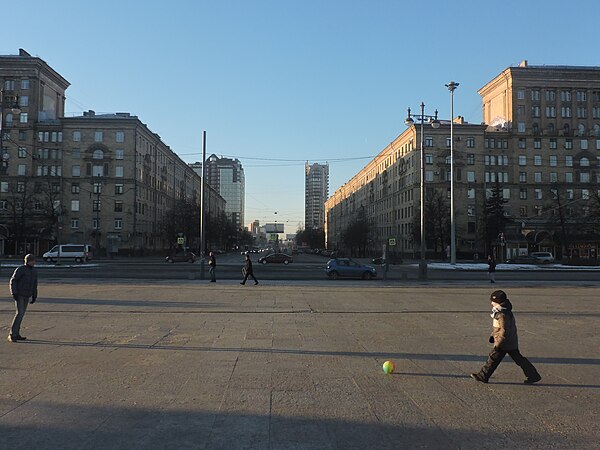 Вид с площади на Ленинский проспект