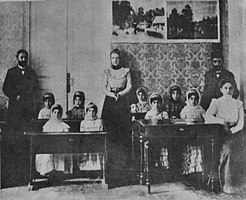 Преподаватели и ученицы Эриванской русско-мусульманской школы для девочек. 1902 г.