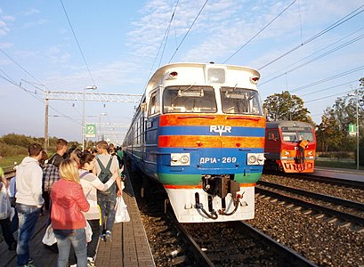 Белорусский дизель-поезд ДР1А на пограничной российской станции Красное. Сзади — российский электропоезд ЭМ9
