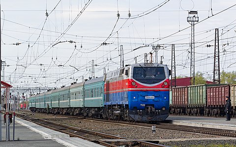 Казахстанский тепловоз ТЭ33А с пассажирским поездом на приграничной российской станции Троицк