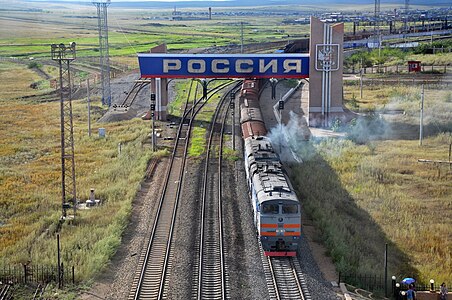 Тепловоз 2ТЭ10М с грузовым поездом пересекает российско-китайскую границу
