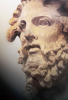 Голова статуи титана в Национальном археологическом музее в Афинах