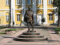 Статуя Стефана Шупликца перед больницей