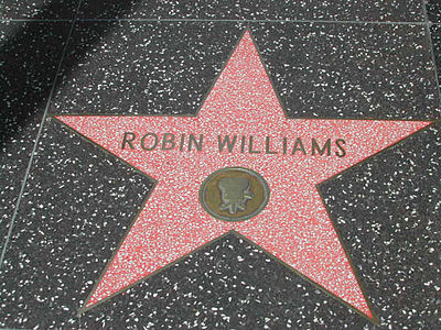 Звезда Робина Уильямса «за вклад в развитие киноиндустрии» на Голливудской «Аллее славы» в Лос-Анджелесе
