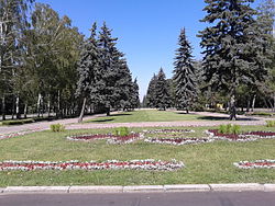Сквер по Университетскому проспекту напротив Главного здания МГУ