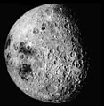 Обратная сторона Луны (слева видно часть видимой). Хорошо виден рельеф (фото «Аполлона-16», 1972)
