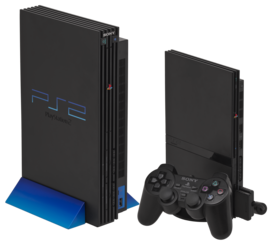 Слева: Оригинальная PlayStation 2, с вертикальной подставкой Справа: PlayStation 2 Slim, с вертикальной подставкой, 8 MB карта памяти и контроллер DualShock 2