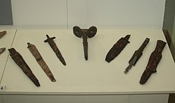 Принадлежавшие албанскому войску бронзовые рукоятки мечей и железные мечи, найденные в окрестностях Газаха и Мингечевира. Музей истории Азербайджана