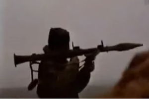 Боец азербайджанской армии с РПГ-7 на подступах к Горадизу
