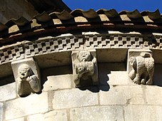 Консоли карниза апсидного выступа в аббатстве д'Артуа, Ланды, Франция. Маленькие фигурки изображают страсть, несдержанность и варварских обезьян, символ человеческой греховности.