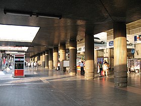 Современная колоннада на вокзале Санта-Лючия в Венеции