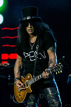 Слэш выступает вместе с Guns N' Roses в 2017 году