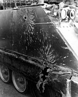M113, поражённый кумулятивными выстрелами из гранатомёта.