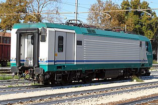 Электровоз E.464 железных дорог Италии с багажным отделением и межвагонным переходом в конце, адаптированный для поездов типа «тяни—толкай»