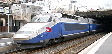 Головной вагон-электровоз в составе скоростного электропоезда TGV Reseau Duplex (Франция)