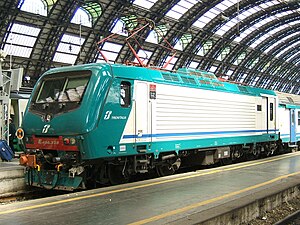 Однокабинный электровоз E.464 железных дорог Италии с багажным отделением и межвагонным переходом в конце, используемый с разными типами вагонов