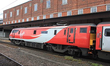 Двухкабинный электровоз Класс 91 железных дорог Великобритании с дополнительной плоской кабиной с задней стороны в составе поезда InterCity 225