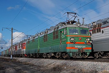 Грузовые электровозы ВЛ80С с поездом (конструкционная скорость — 110 км/ч)
