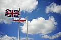 Флаг Англии вместе с флагом Союза