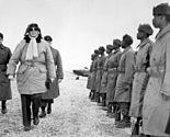 Генерал Д. Макартур и американские солдаты в ушанках, война в Корее