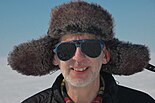Британский метеоролог Джонатан Шенклин[en] (англ. Jonathan Shanklin) в ушанке с широко расставленными лопастями, Антарктида, 2012 г.