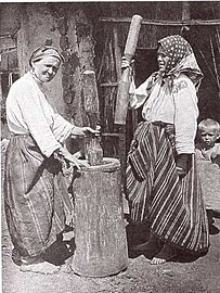 Очищение зерна в ступе. Воронежская губ. 1908