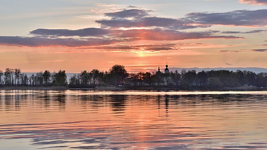 Весенний закат над озером Селигер и Богородицким женским монастырём