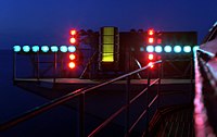 Вид на освещенный край кромки оптической системы посадки линзы Френеля на борту атомного авианосца «Дуайт Эйзенхауэр»