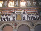 Мозаика главного нефа базилики Сант-Аполлинаре-Нуово в Равенне, Италия. Изображает аркаду Дворца Теодориха. Вместо уничтоженных в VI веке образов арианских святых в опустевших арках изображены драпировки