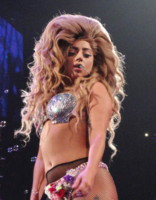 Певица Леди Гага в сценическом костюме-бикини богини Венеры