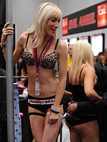 Девушка-хостес в бикини на Международной выставке ЭКСПО-2012 в Лас-Вегасе (США)